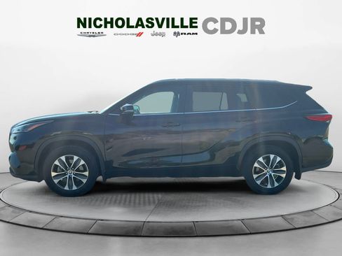 Used 2023 Toyota Highlander XLE FWD image 2