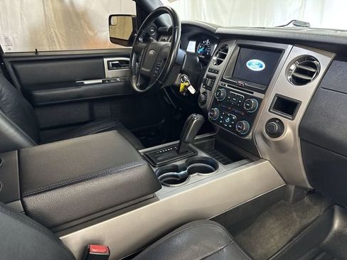 Used 2017 Ford Expedition XLT w/ Equipment Group 202A AWD/4WD image 29