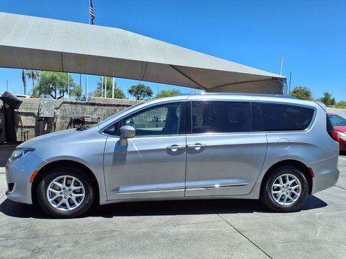 Used 2020 Chrysler Pacifica Touring-L FWD image 9