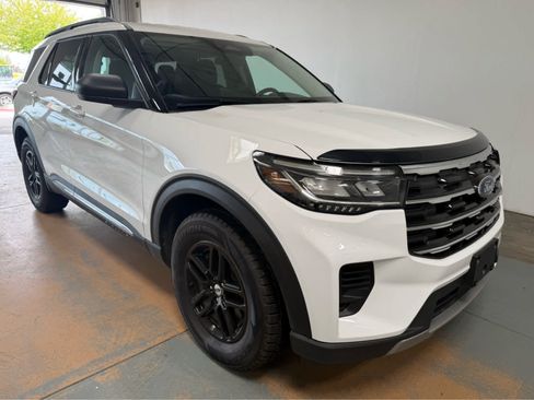 Used 2025 Ford Explorer Active AWD/4WD image 5