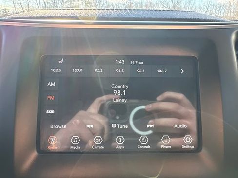 Used 2019 Jeep Cherokee Latitude Plus w/ Cold Weather Group image 28