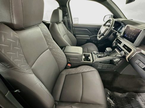Used 2025 Toyota Tacoma SR5 AWD/4WD image 8