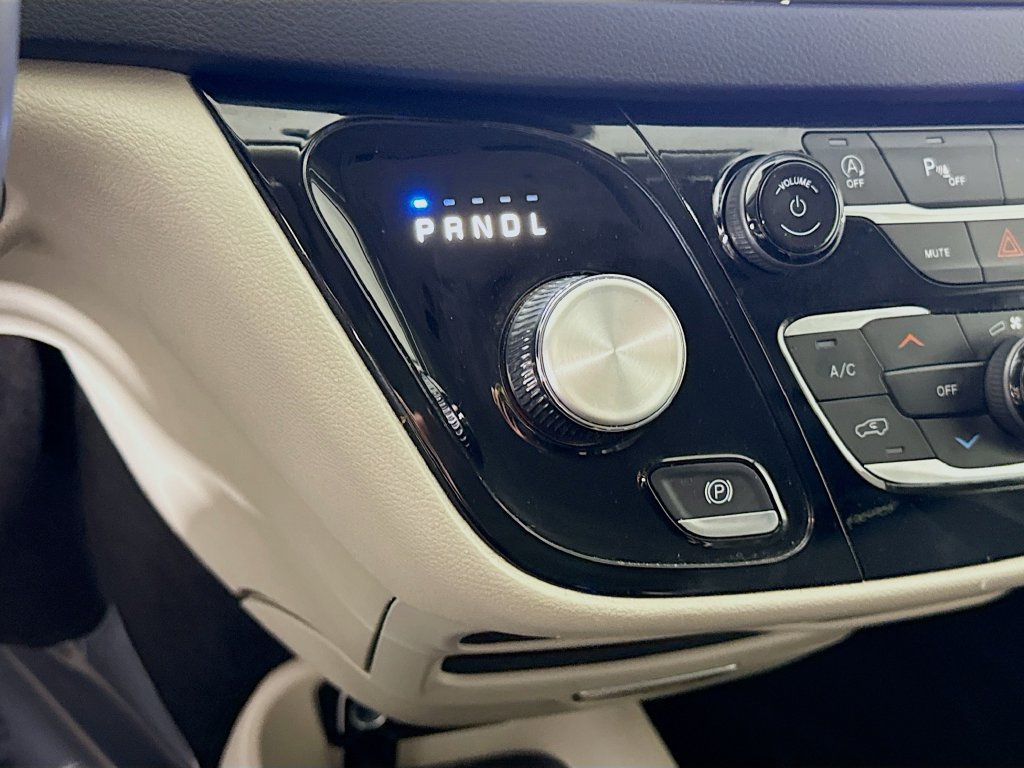 Used 2024 Chrysler Pacifica Touring-L FWD image 10