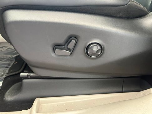 Used 2024 Chrysler Pacifica Touring-L FWD image 38