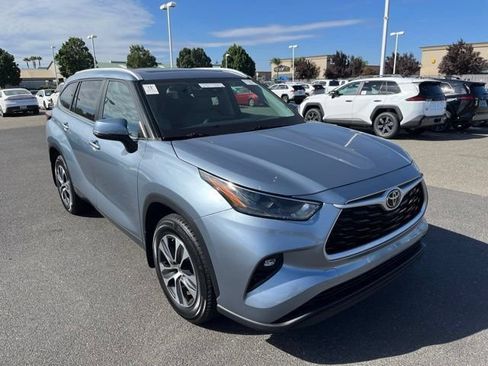 Used 2023 Toyota Highlander XLE AWD/4WD image 2