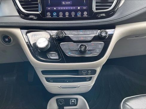 Used 2019 Chrysler Pacifica Limited w/ Tire & Wheel Group image 32