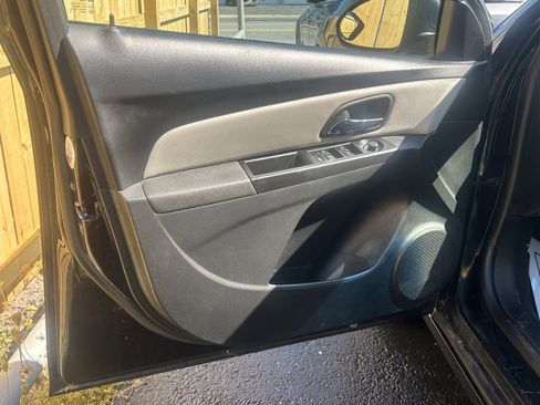 Used 2013 Chevrolet Cruze LS image 17