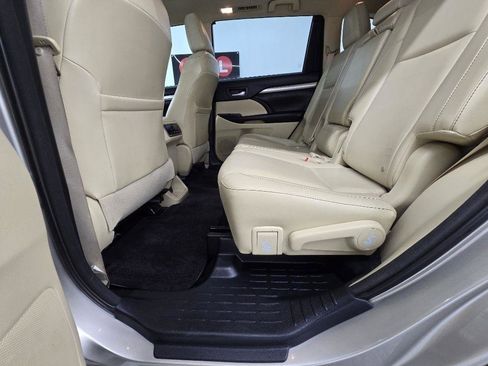 Used 2015 Toyota Highlander XLE FWD image 16