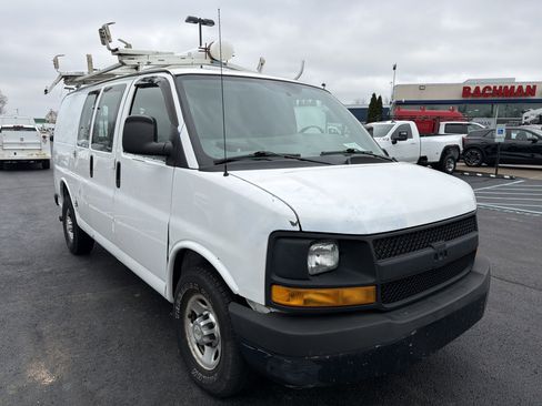 Used 2011 Chevrolet Express 2500 image 2