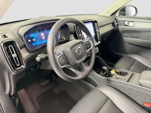 Certified 2025 Volvo XC40 B5 Core image 9