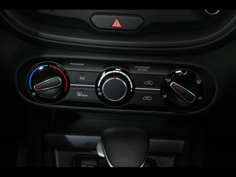 Used 2025 Kia Soul LX w/ LX Technology Package FWD image 23