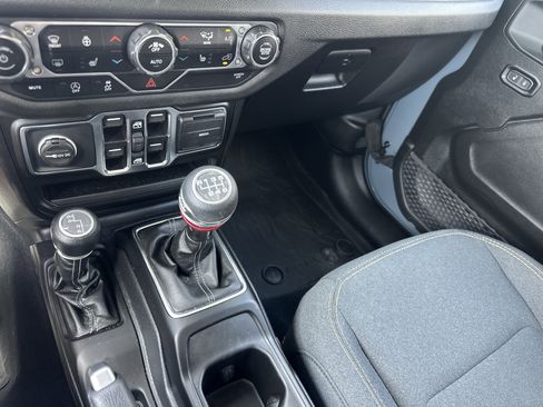 Used 2025 Jeep Wrangler Unlimited Sport AWD/4WD image 19