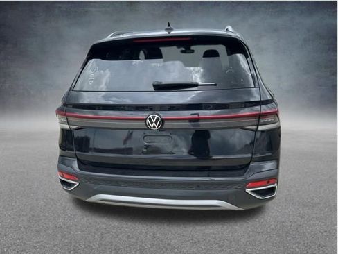 Used 2025 Volkswagen Taos SE FWD image 19