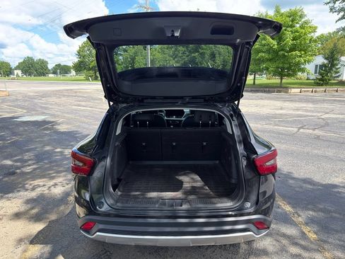 Used 2024 Chevrolet Trax LT w/ LT Convenience Package FWD image 22