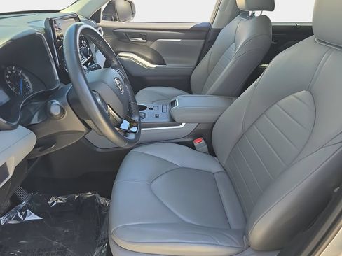 Used 2021 Toyota Highlander XLE FWD image 20