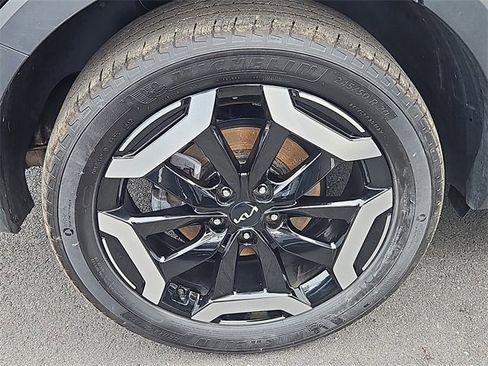 Used 2024 Kia Telluride EX w/ EX Captain's Chair Package image 9