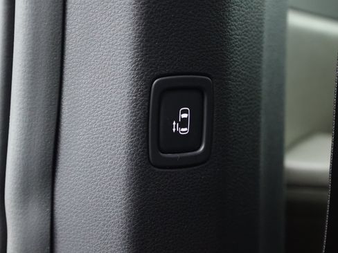 Used 2025 Kia Carnival FWD image 33