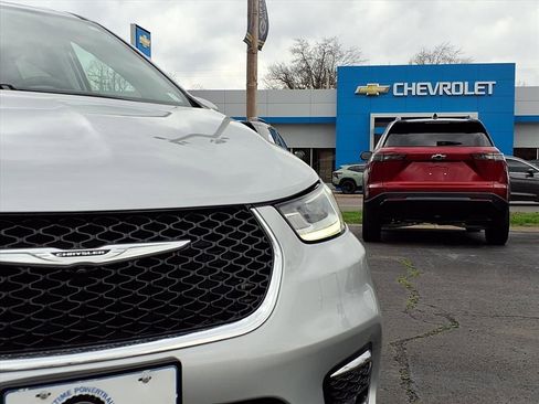 Used 2023 Chrysler Pacifica Touring-L image 16