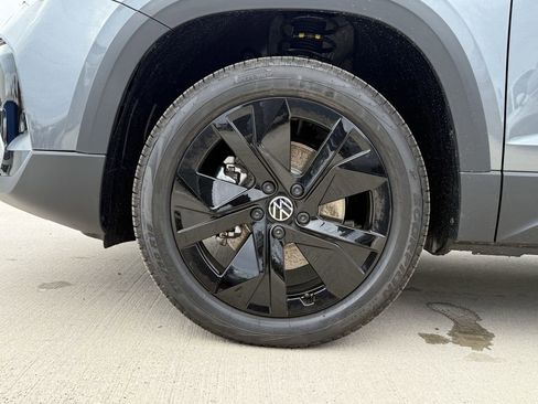 New 2026 Volkswagen Taos SE FWD image 9