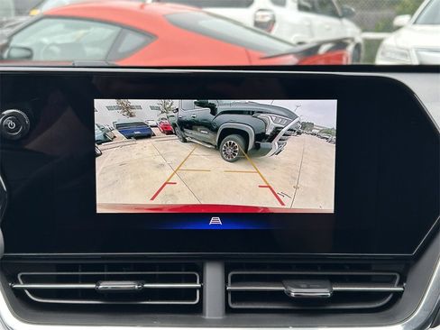 Used 2025 Chevrolet Trax LT image 31