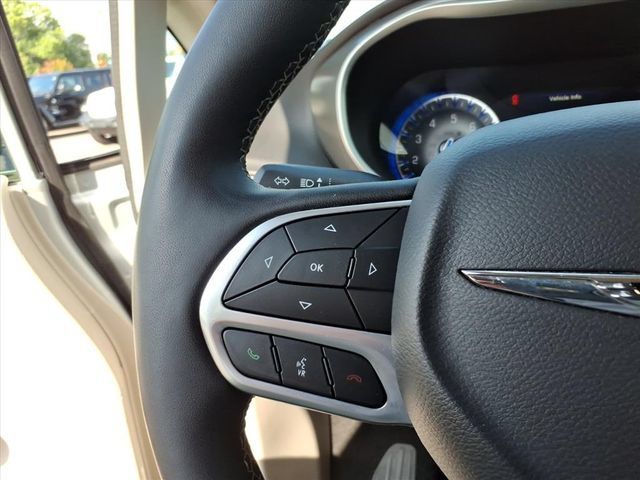 Used 2024 Chrysler Pacifica Touring-L FWD image 20