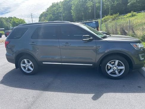 Used 2017 Ford Explorer XLT AWD/4WD image 4