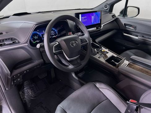 Certified 2025 Toyota Sienna Platinum AWD/4WD image 10