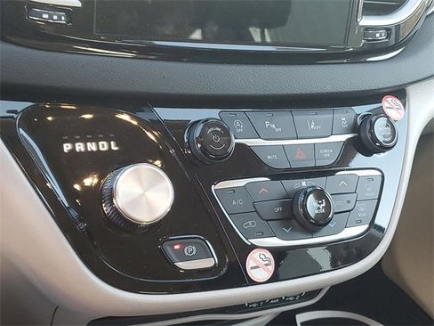 Used 2024 Chrysler Pacifica Touring-L image 18