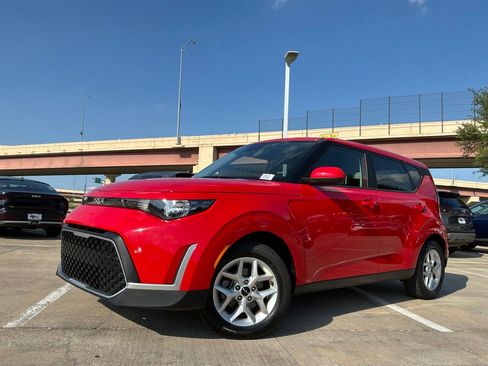 Used 2025 Kia Soul LX w/ LX Technology Package FWD image 2