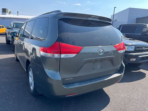 Used 2011 Toyota Sienna LE w/ Towing Pkg FWD image 3