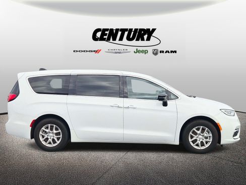 Used 2026 Chrysler Pacifica Select FWD image 2