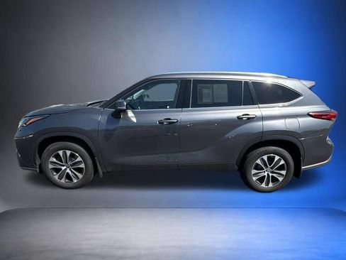 Used 2021 Toyota Highlander XLE AWD/4WD image 3