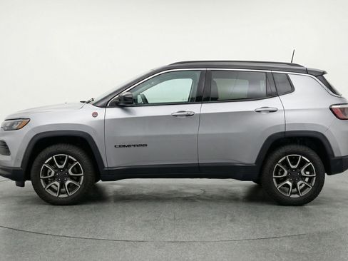 Used 2025 Jeep Compass Trailhawk AWD/4WD image 5