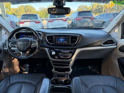 Used 2020 Chrysler Pacifica Touring-L image 31