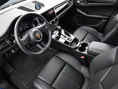Certified 2025 Porsche Macan AWD/4WD image 4
