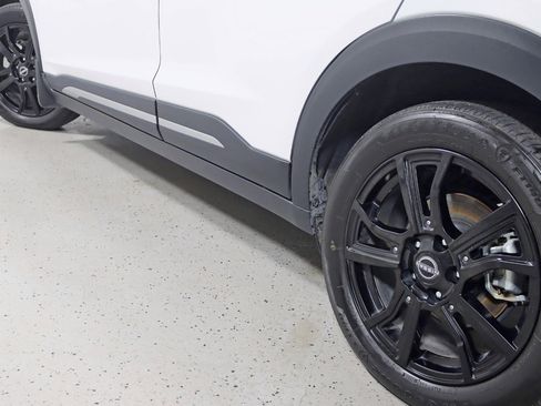 Used 2023 Nissan Kicks SR w/ SR Premium Package FWD image 12
