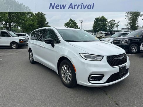 Used 2024 Chrysler Pacifica Touring-L FWD image 2