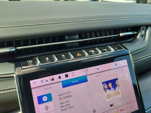 Used 2023 Jeep Grand Cherokee Limited w/ Luxury Tech Group II image 18