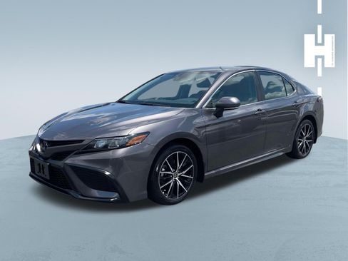 Used 2023 Toyota Camry SE w/ Cold Weather Package AWD/4WD image 3