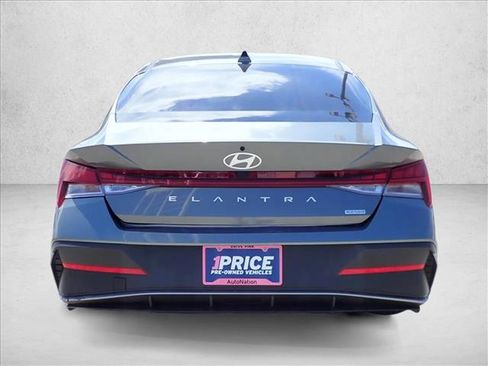 Used 2025 Hyundai Elantra Hybrid FWD image 3