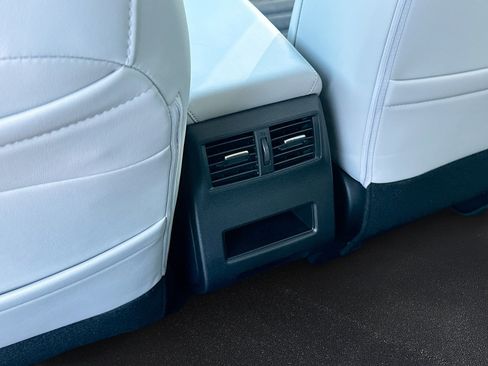 New 2025 Mitsubishi Outlander SE image 19