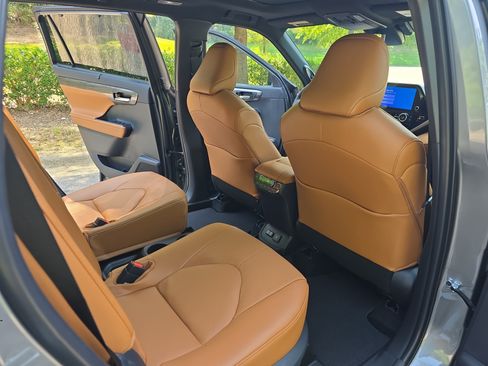 New 2026 Toyota Highlander Platinum AWD/4WD image 11