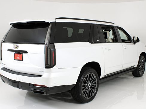 Used 2025 Cadillac Escalade ESV Sport Platinum RWD image 6