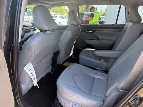 Used 2025 Toyota Highlander XLE AWD/4WD image 5