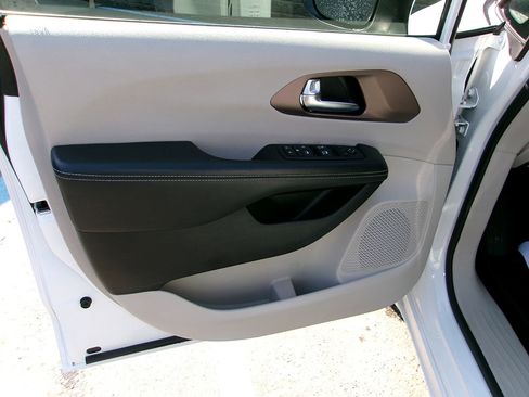 Used 2023 Chrysler Voyager LX FWD image 15