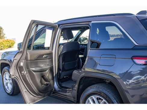 Used 2024 Jeep Grand Cherokee Laredo X w/ Luxury Tech Group I AWD/4WD image 13
