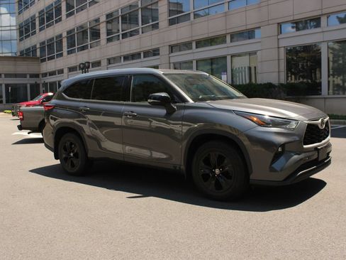 Used 2021 Toyota Highlander XLE AWD/4WD image 2