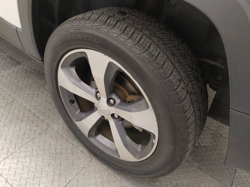 Used 2019 Jeep Cherokee Limited FWD image 31