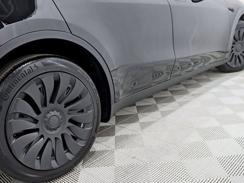 Used 2022 Tesla Model Y Long Range image 11