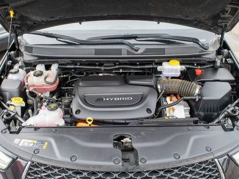 Used 2023 Chrysler Pacifica Touring-L image 11